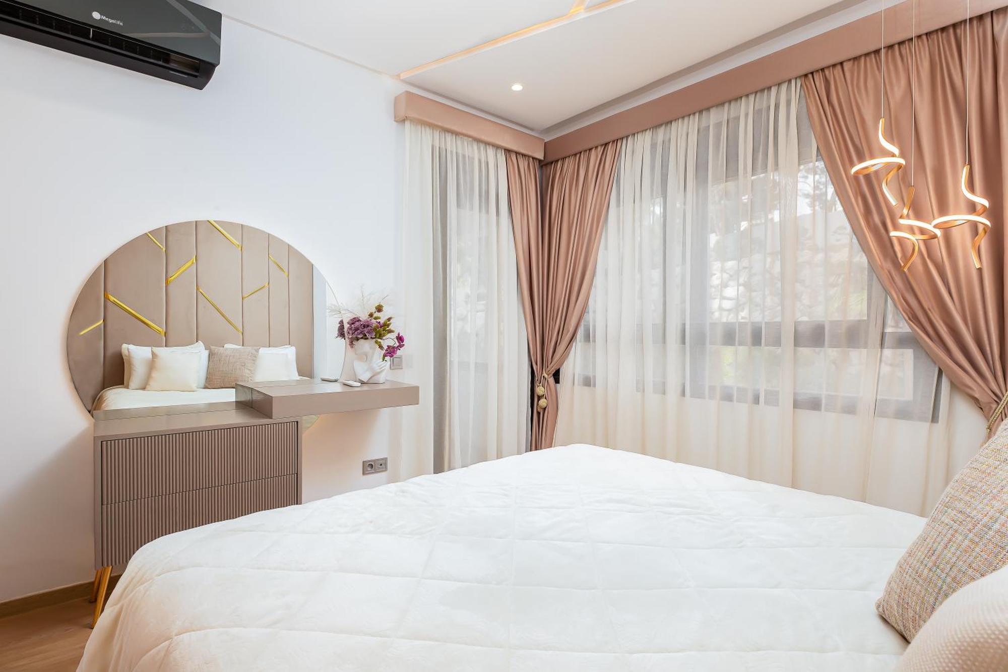Pool View Stylish 3br, 2ba Apartment, 5-min To & Tgv Appartement *