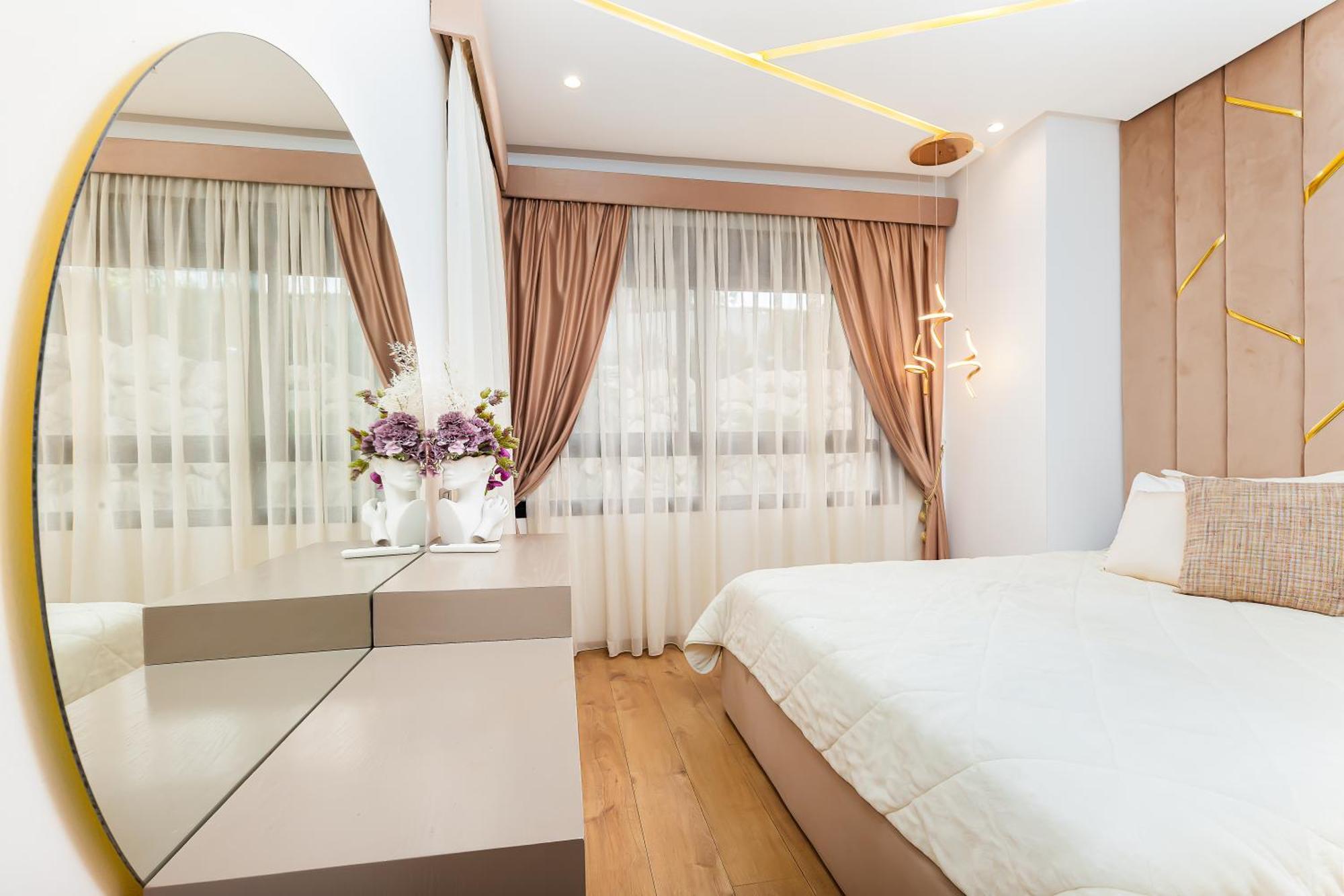Pool View Stylish 3br, 2ba Apartment, 5-min To & Tgv *