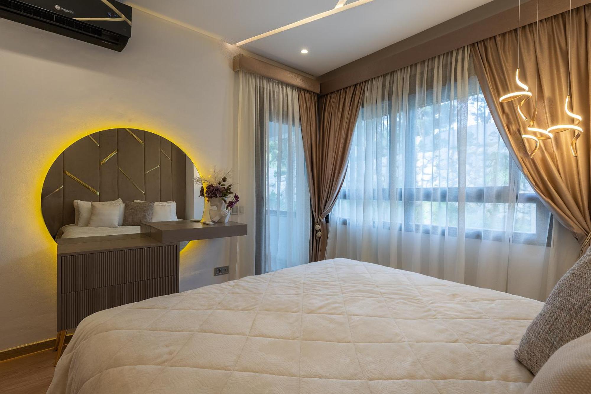 Pool View Stylish 3br, 2ba Apartment, 5-min To & Tgv *